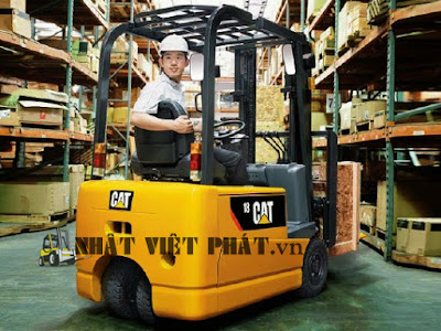 Xe nâng Caterpillar chạy điện ngồi lái 3 bánh