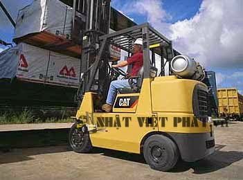 Xe nâng Caterpillar ngồi lái 4 bánh