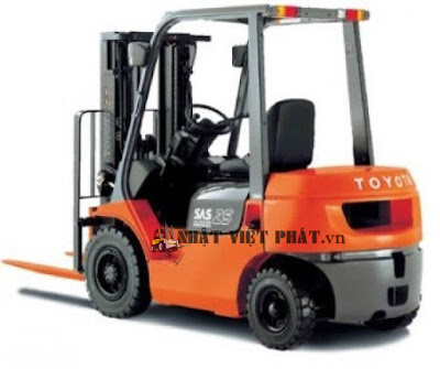 Xe nâng Toyota diesel 62-8FD 2.5 tấn nâng hàng